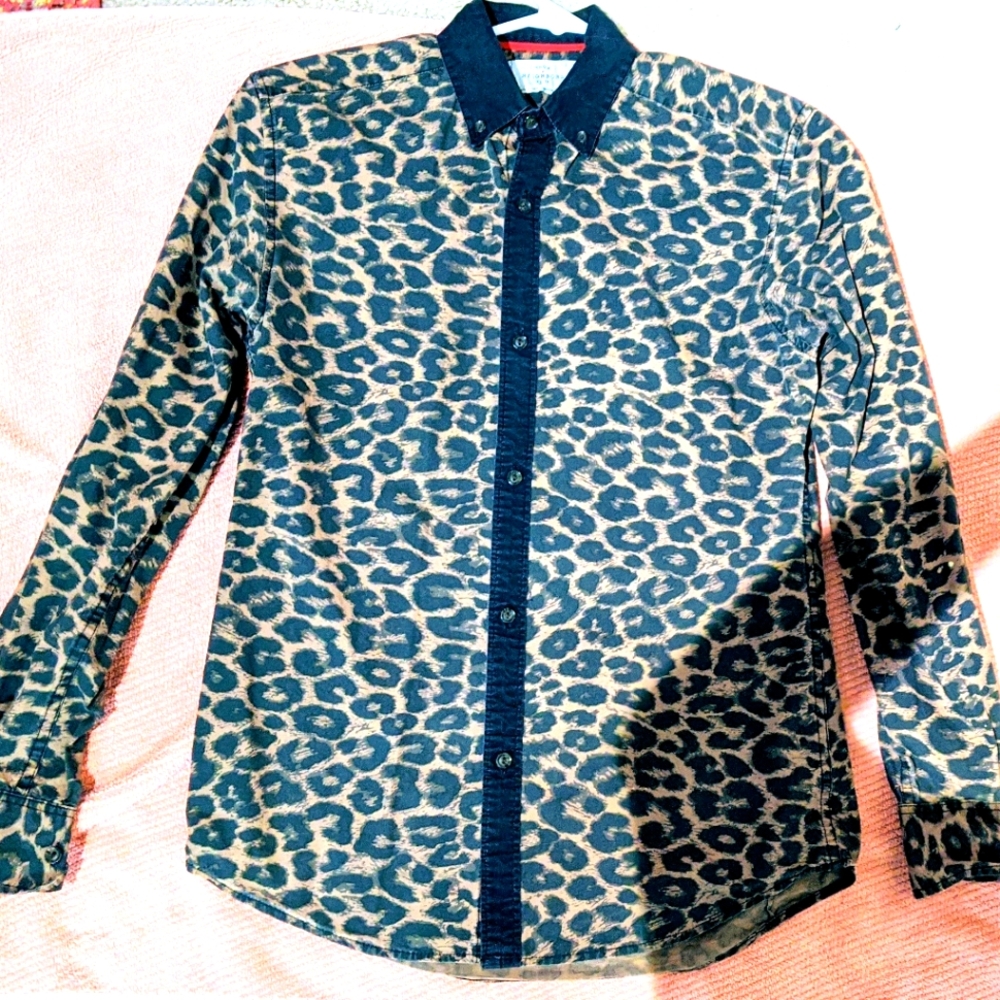 Make a statement! Men's leopard button down!